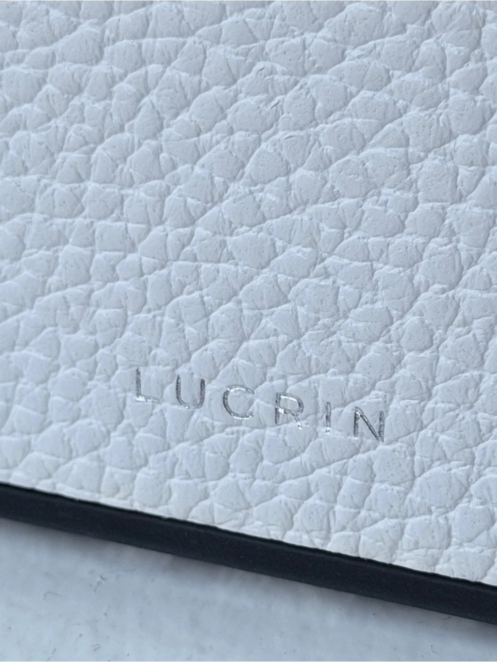 LUCRIN - White Leather-Peble. Le Phone Case with Black Frame